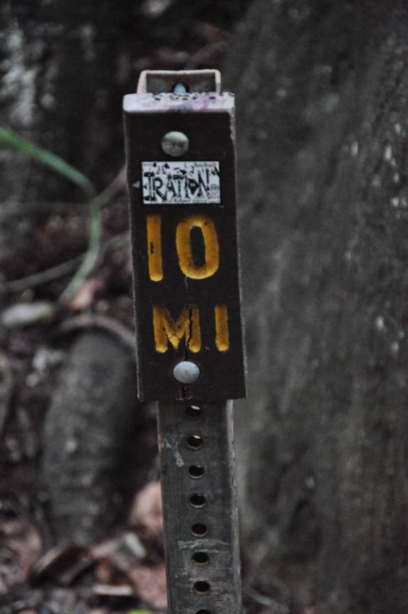 Marcação de 10 milhas na trilha do Kalalao. Só falta uma! (na Na'Pali Coast, em Kauai, no Havaí)